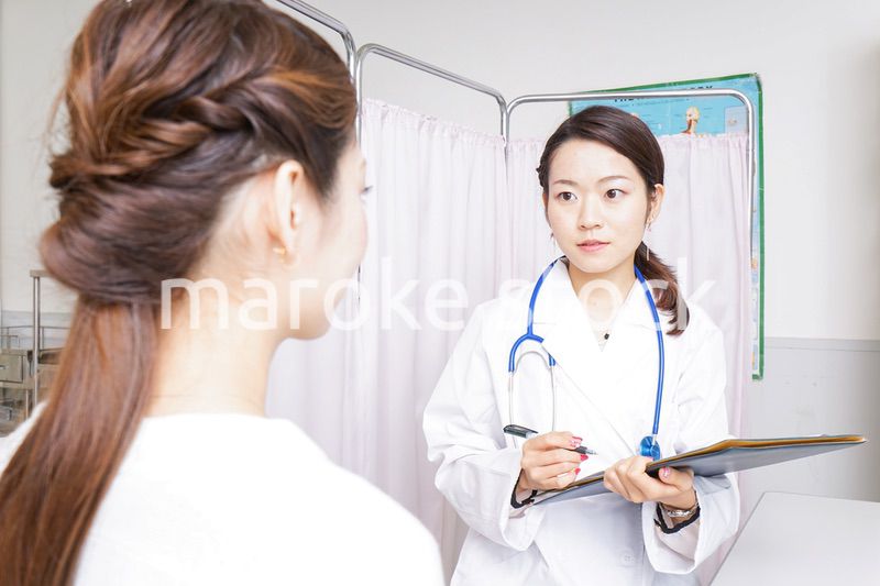 診察をする医師