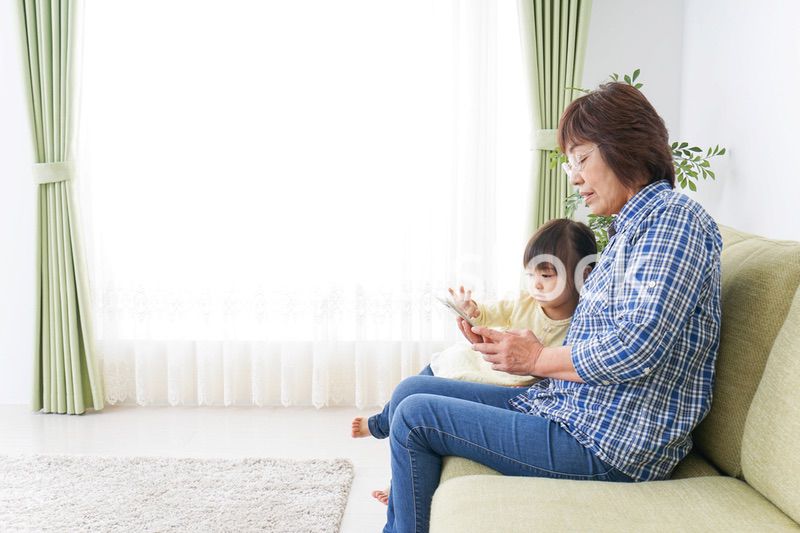おばあちゃんとスマホを使う子供