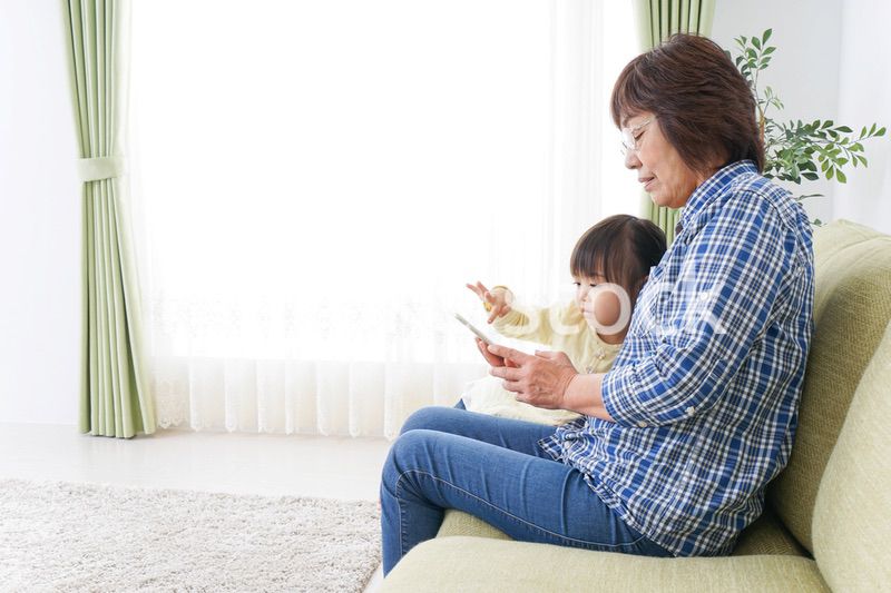 おばあちゃんとスマホを使う子供