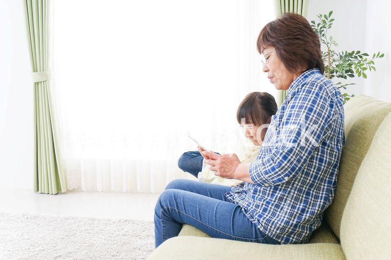 おばあちゃんと遊ぶ子供