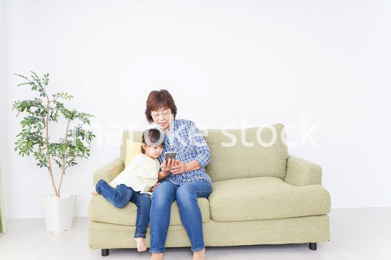 おばあちゃんと遊ぶ子供