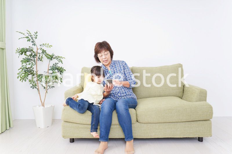 おばあちゃんとスマホを使う子供