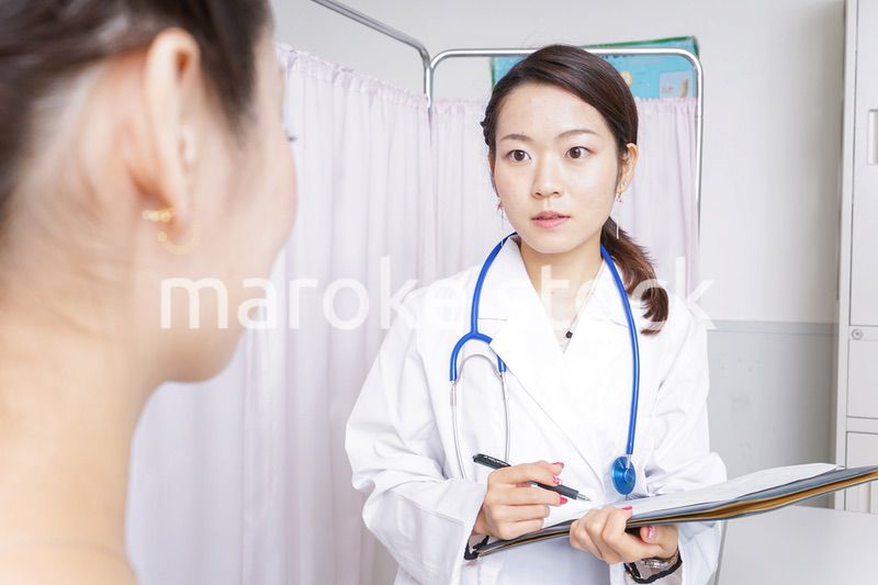 病院に勤務する医師と看護師