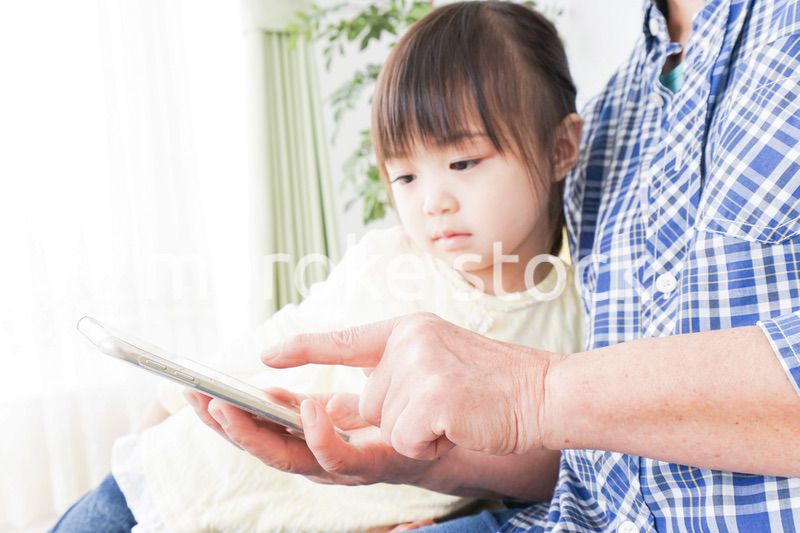 おばあちゃんと遊ぶ子供