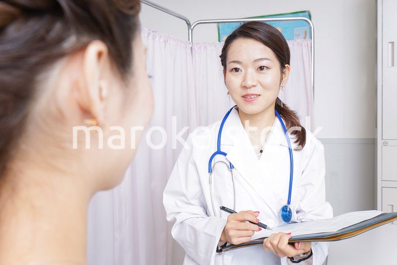 病院に勤務する医師と看護師