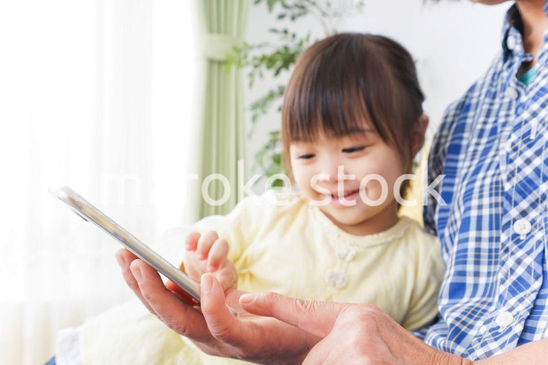 おばあちゃんとスマホを使う子供