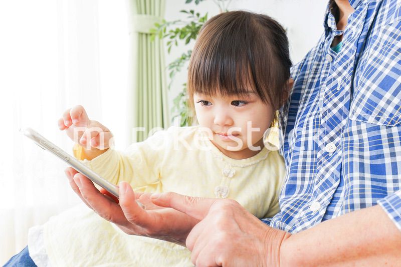 おばあちゃんと遊ぶ子供