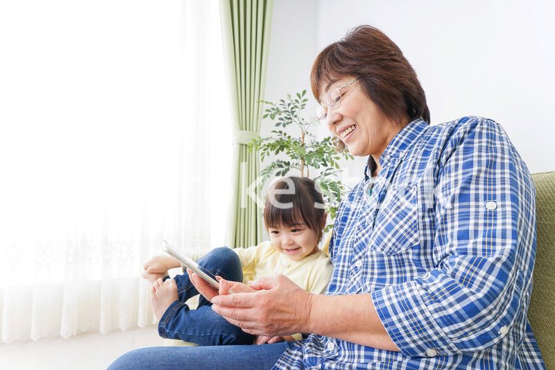 おばあちゃんとスマホを使う子供