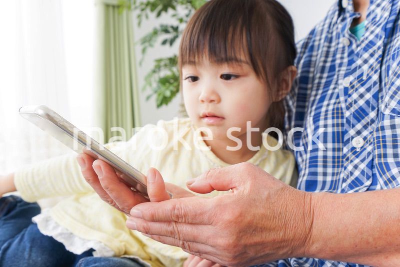 おばあちゃんとスマホを使う子供