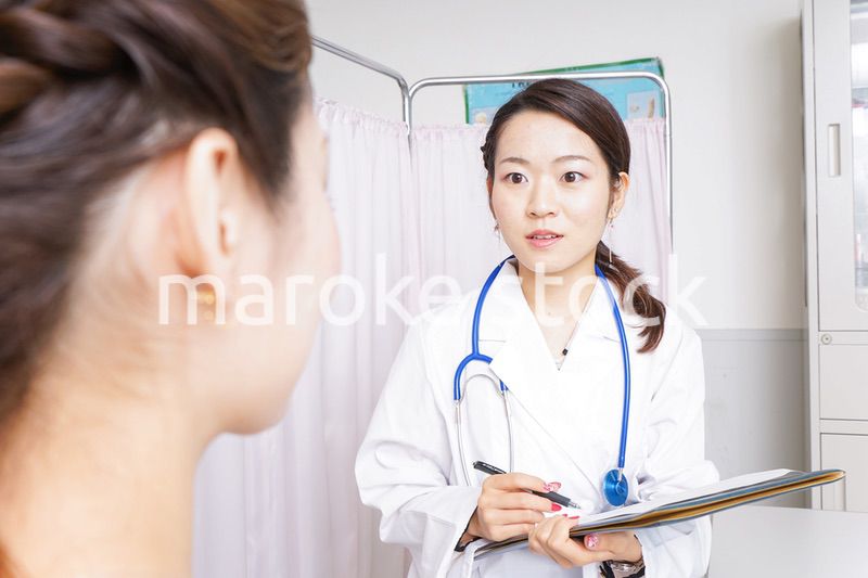 診察をする医師