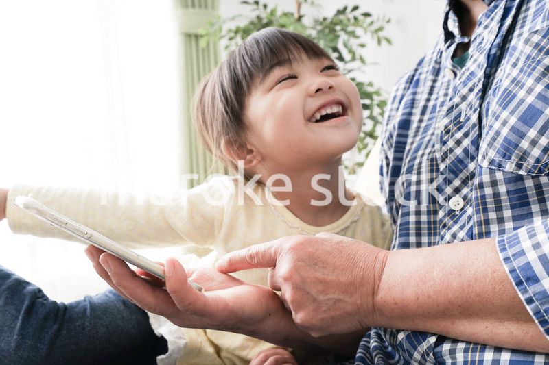 おばあちゃんと遊ぶ子供