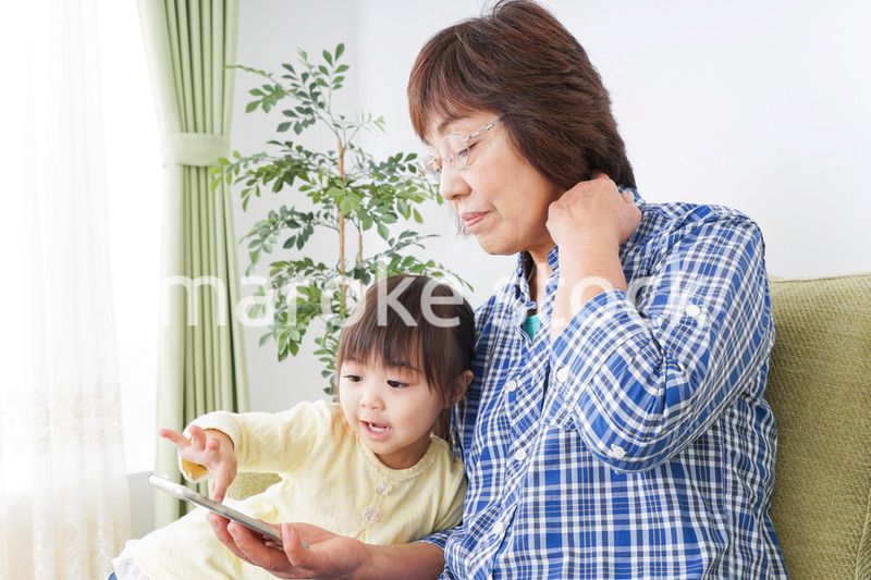 おばあちゃんとスマホを使う子供