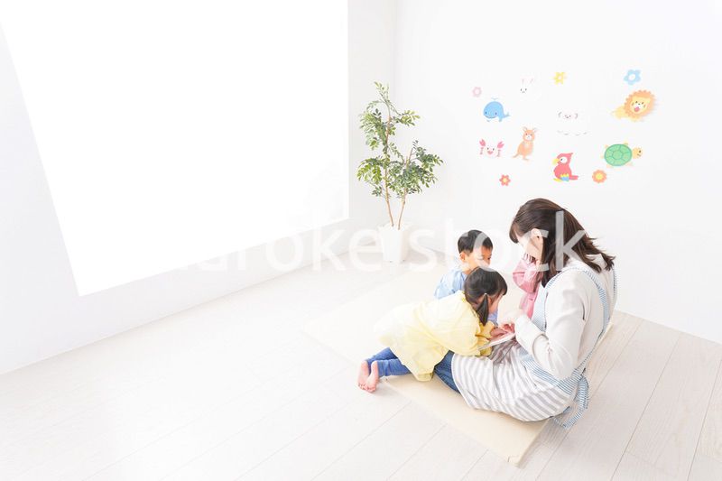 保育士と子どもたち