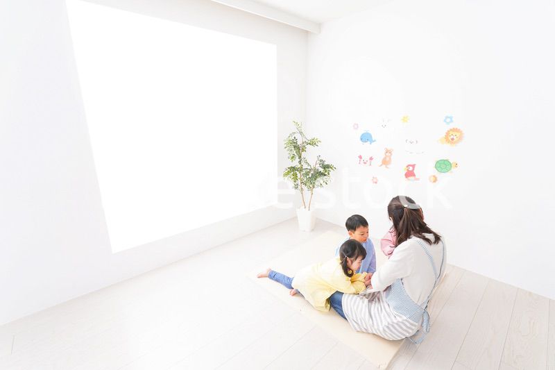 保育士と子どもたち