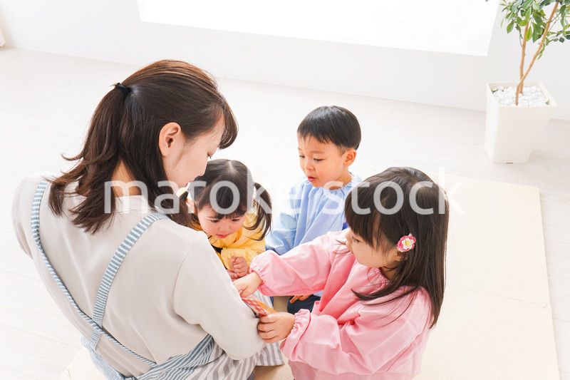 保育士と子どもたち