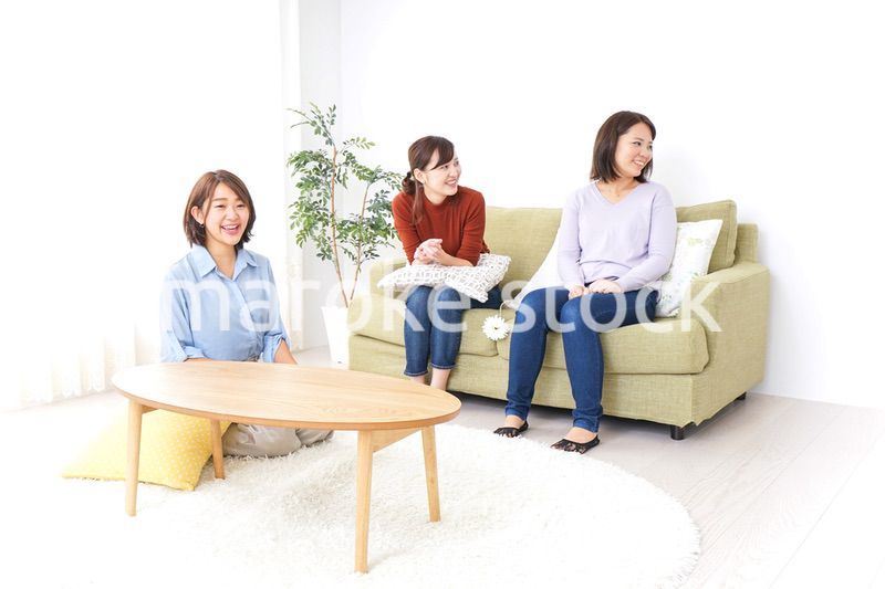 トークをするママ友