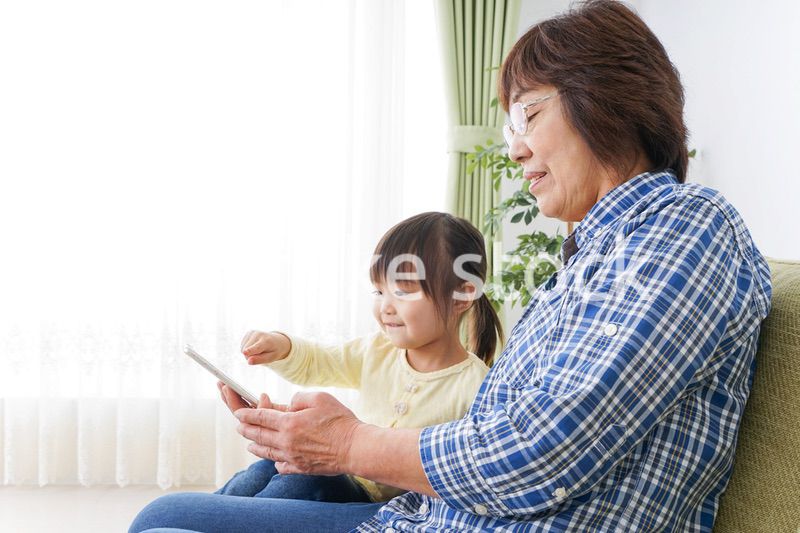 おばあちゃんとスマホを使う子供