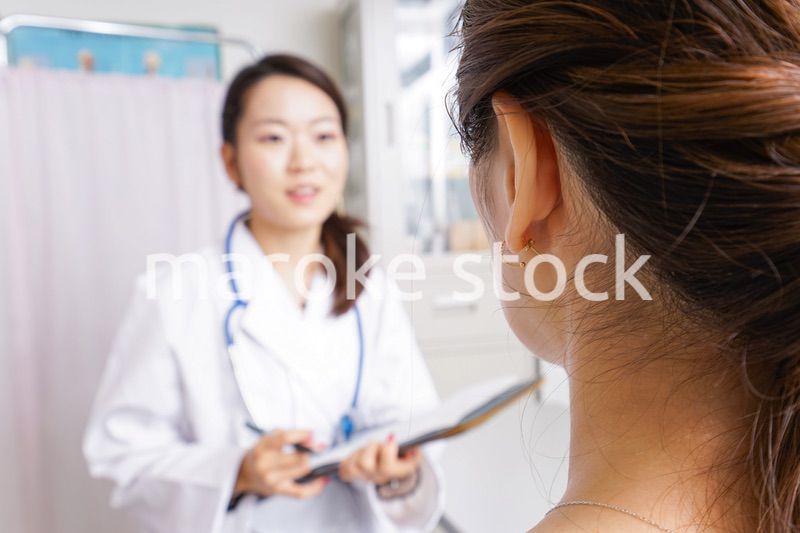 診察をする医師