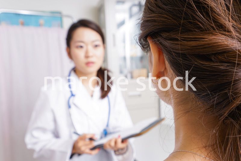 診察をする医師