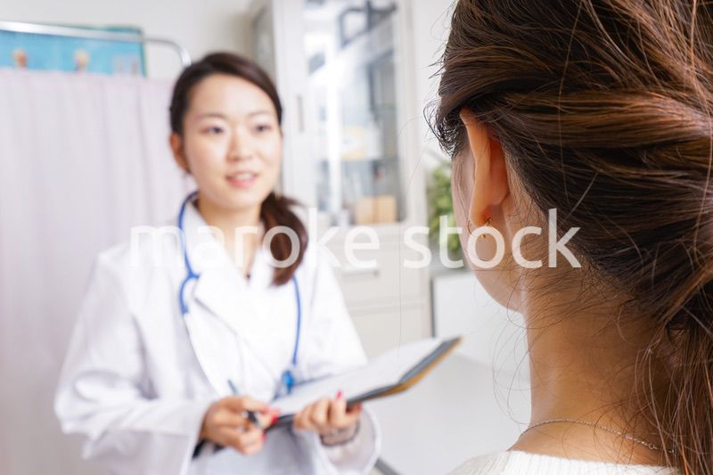 診察をする医師