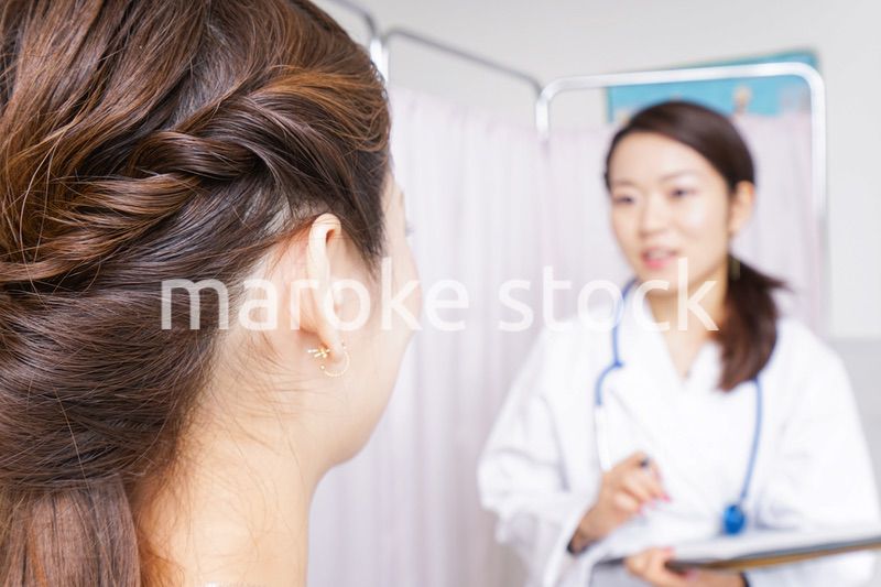 診察をする医師