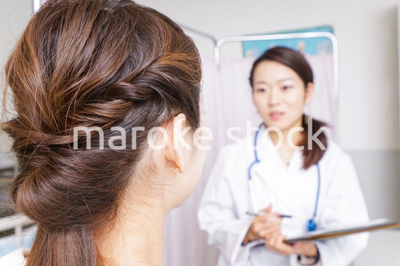 診察をする医師