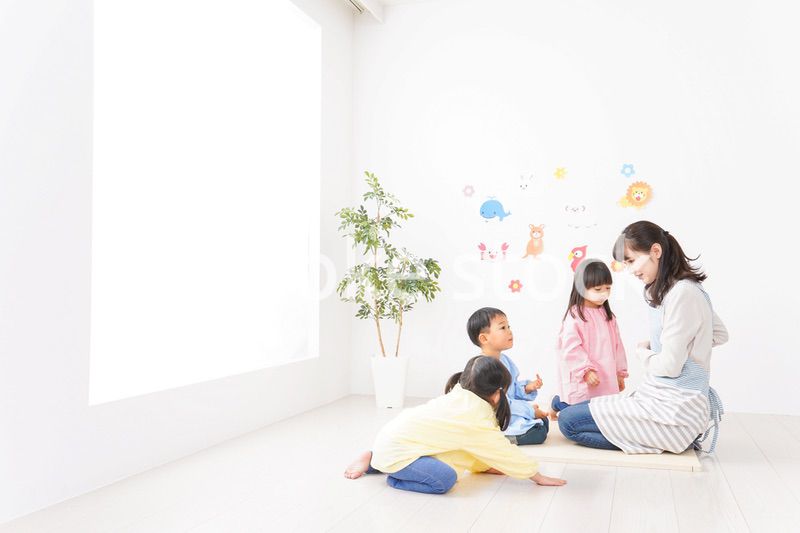 保育士と子どもたち