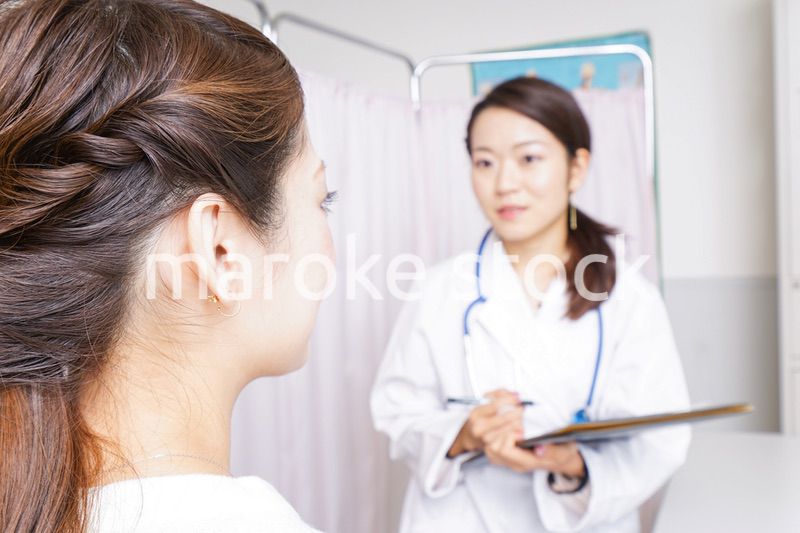 診察をする医師