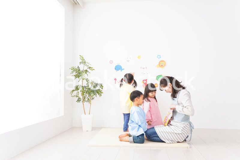保育士と子どもたち