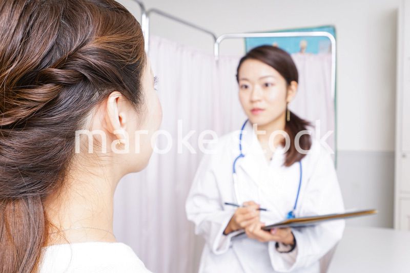 診察をする医師