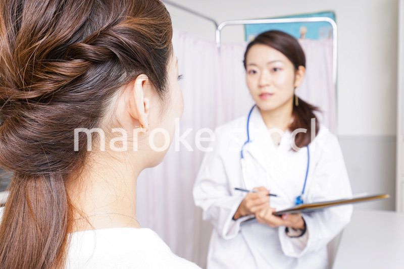 診察をする医師