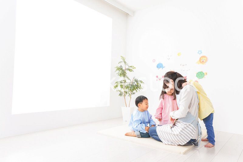 保育士と子どもたち