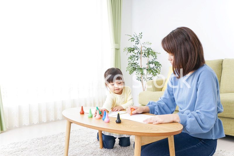 お絵かきをする親子