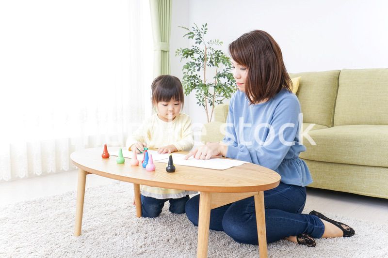 お絵かきをする親子