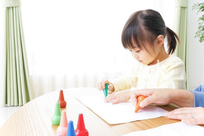 お絵かきをする親子