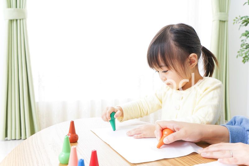 お絵かきをする親子