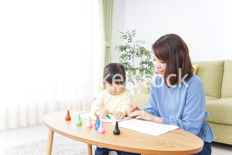 お絵かきをする親子