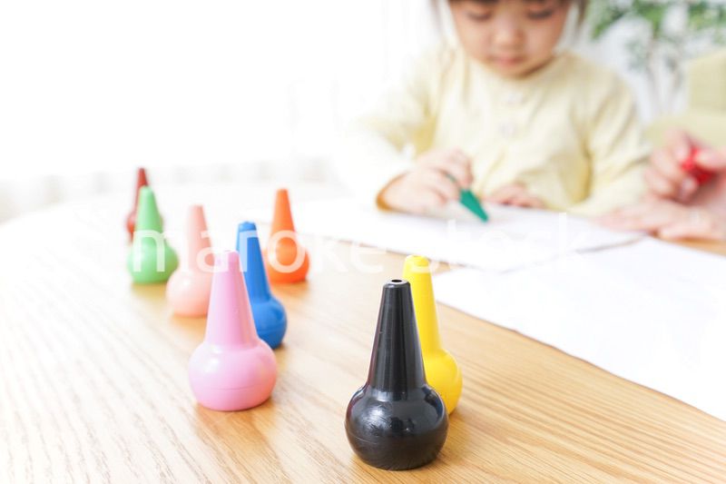 お絵かきをする親子