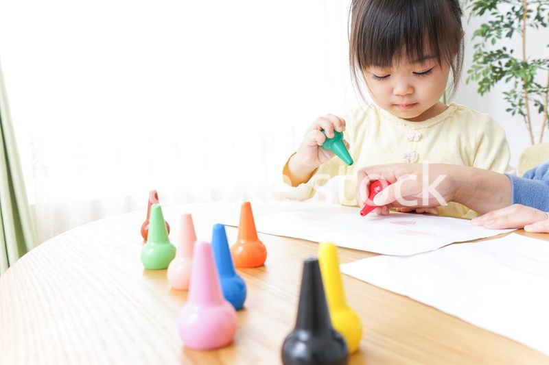 お絵かきをする親子