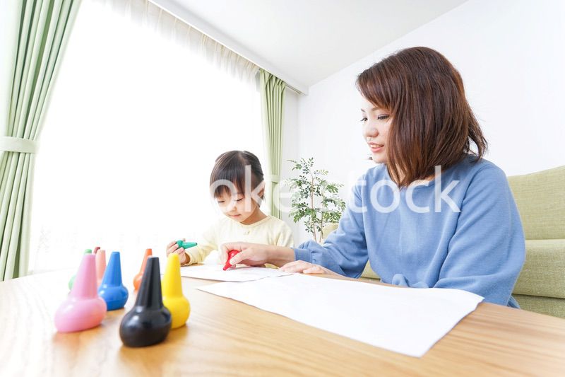 お絵かきをする親子