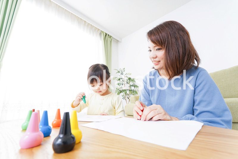 お絵かきをする親子