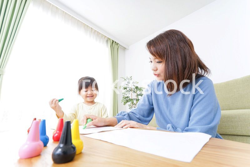 お絵かきをする親子