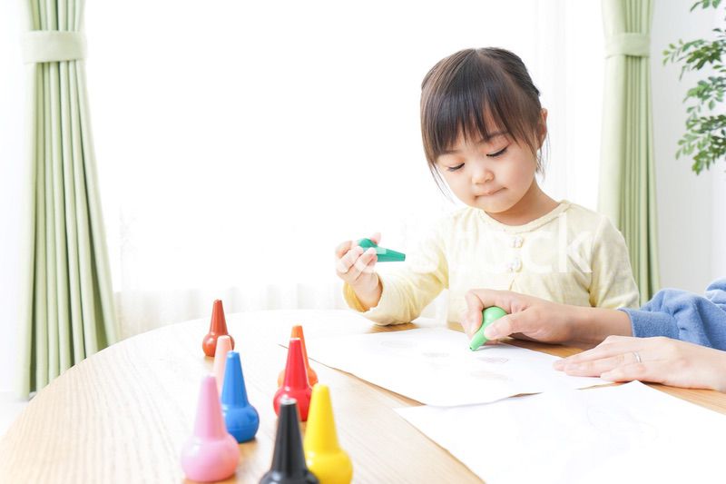 お絵かきをする親子