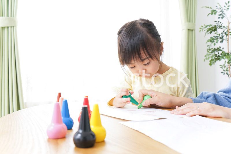 お絵かきをする親子