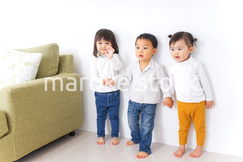 手をつなぐ仲良しの子供たち