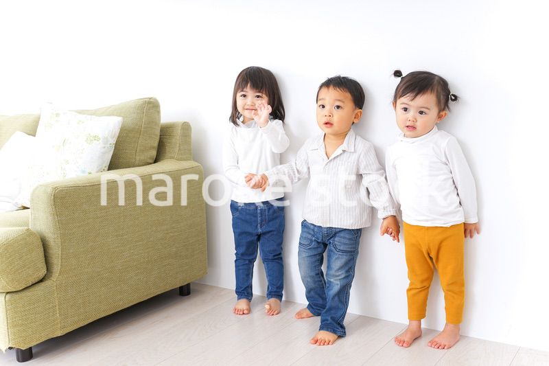 手をつなぐ仲良しの子供たち