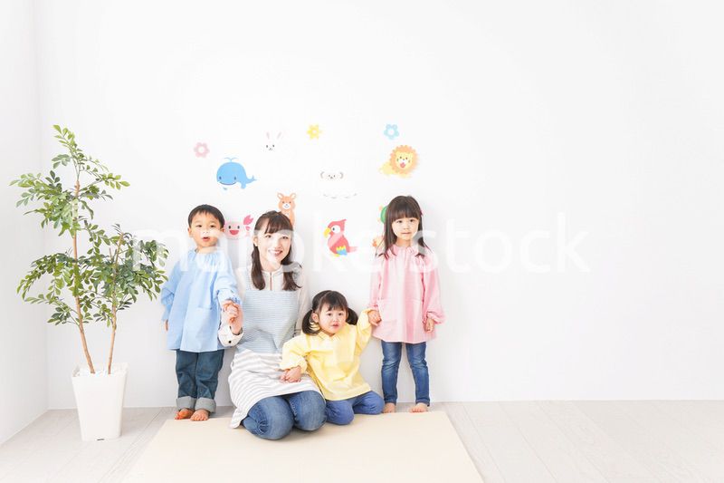 保育士と子どもたち