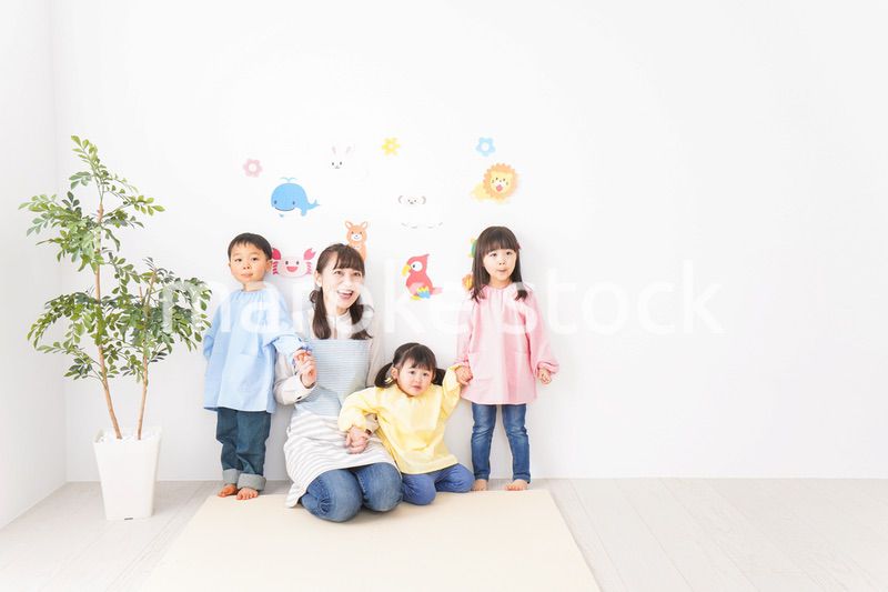 保育士と子どもたち