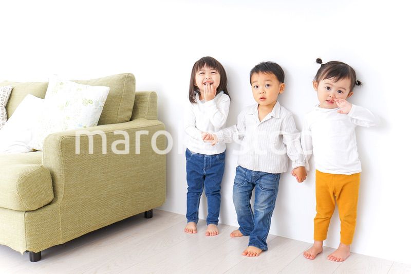 手をつなぐ仲良しの子供たち