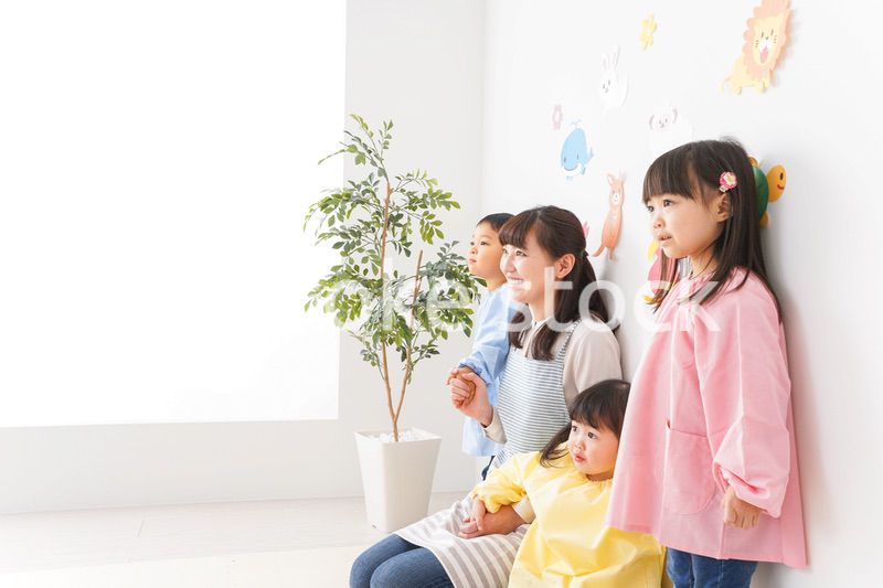 保育士と子どもたち